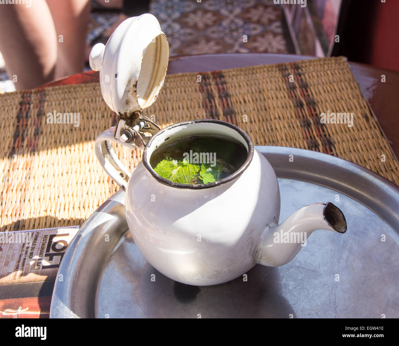 Il tè alla menta servito in una teiera in bianco presso la Maison de la Photographie de Marrakech, Marocco Foto Stock