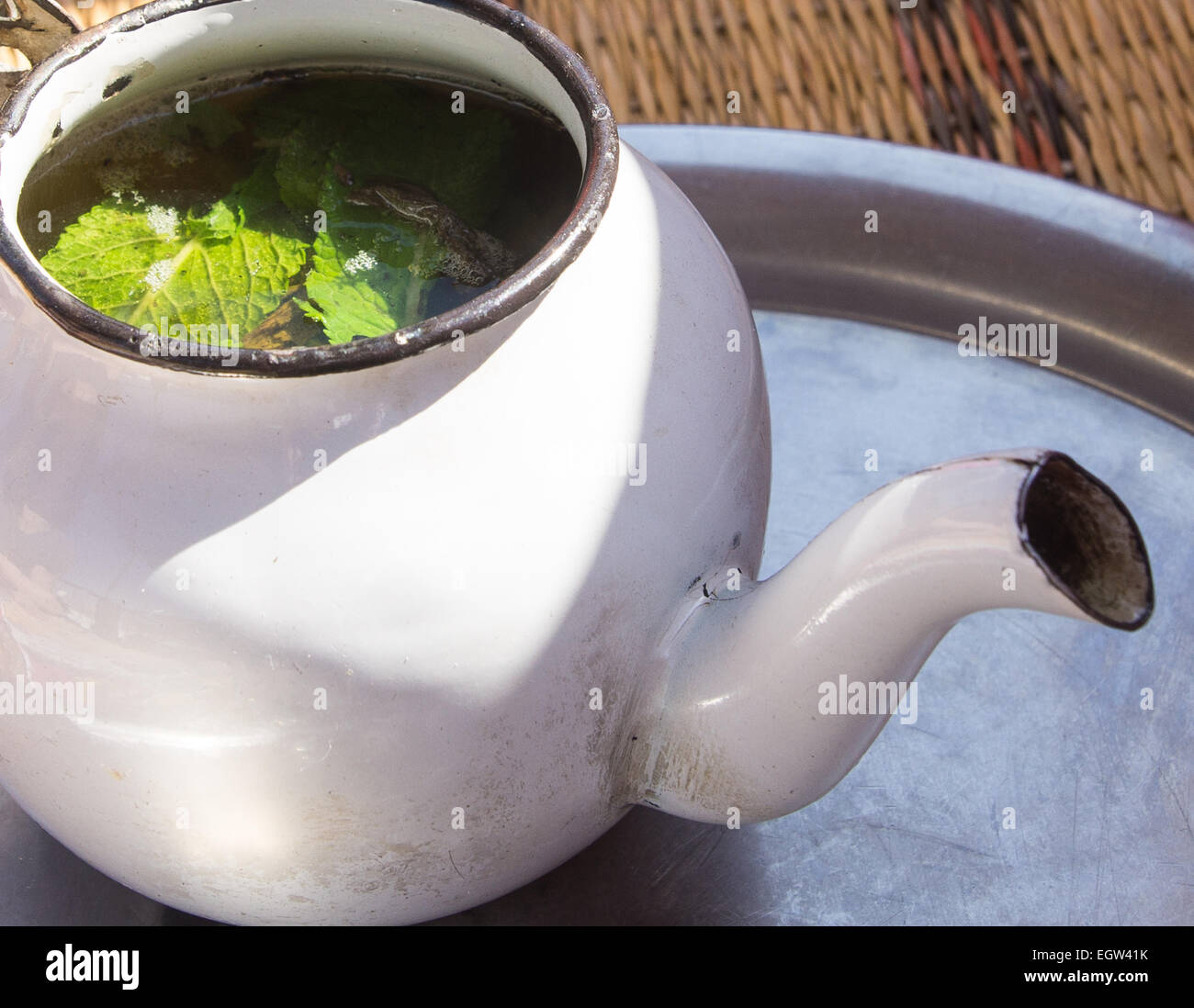 Il tè alla menta servito in una teiera in bianco presso la Maison de la Photographie de Marrakech, Marocco Foto Stock