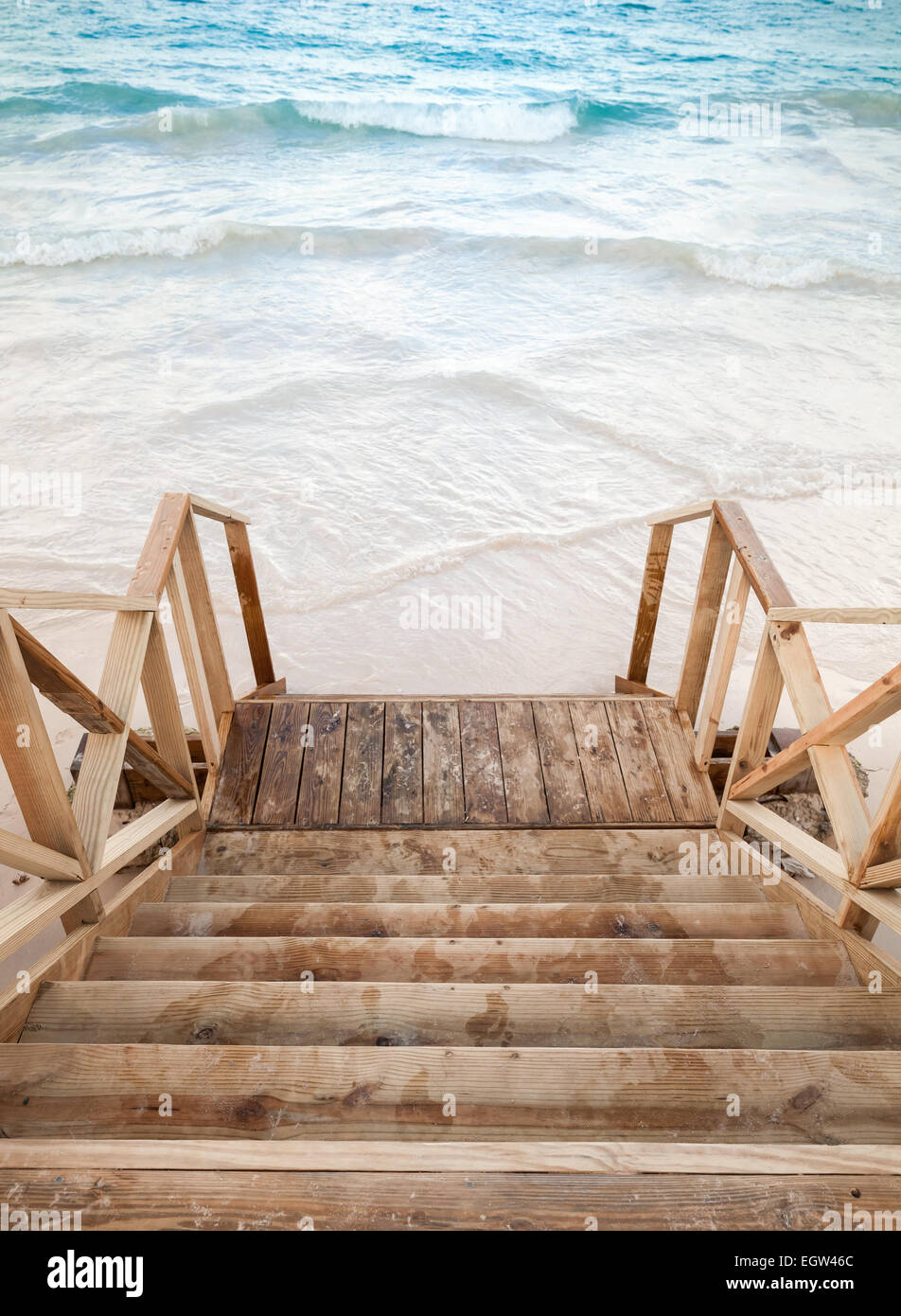 Vuoto scale di legno che scende al mare Foto Stock