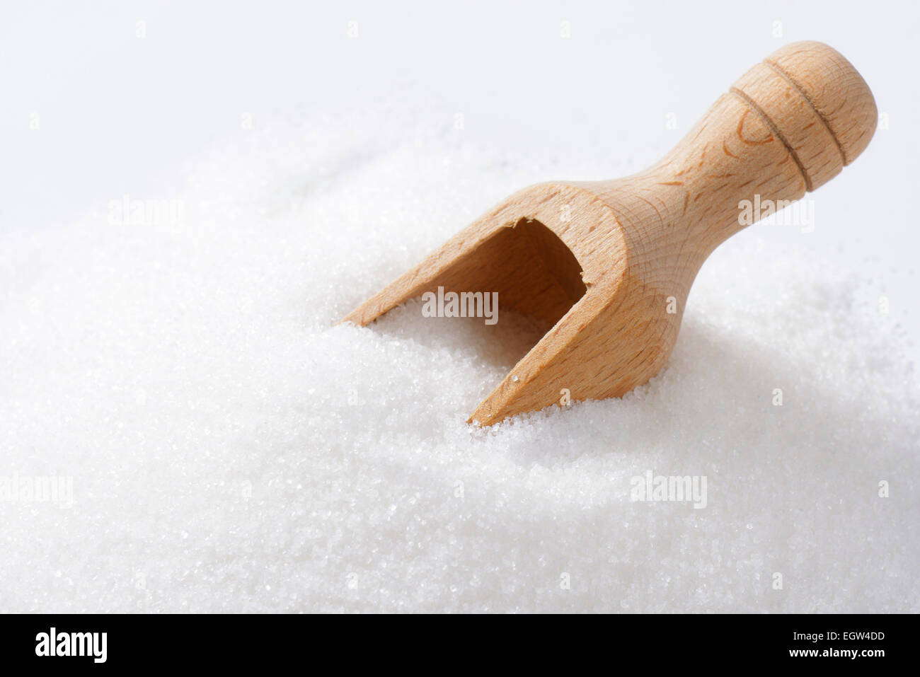 Cumulo di zucchero bianco e di scoop in legno Foto Stock