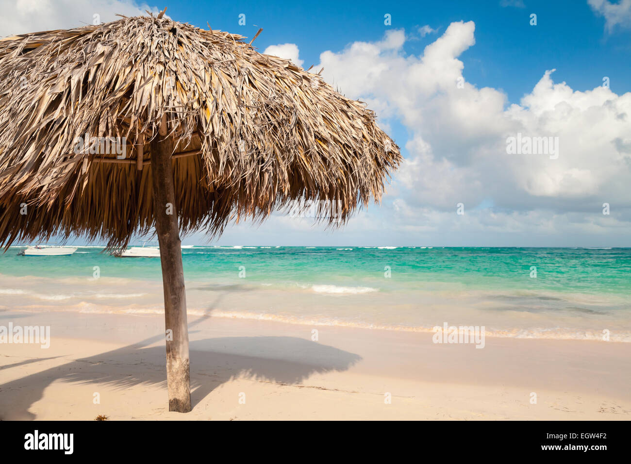 Ombrello in legno su vuoto spiaggia sabbiosa in Repubblica Dominicana Foto Stock