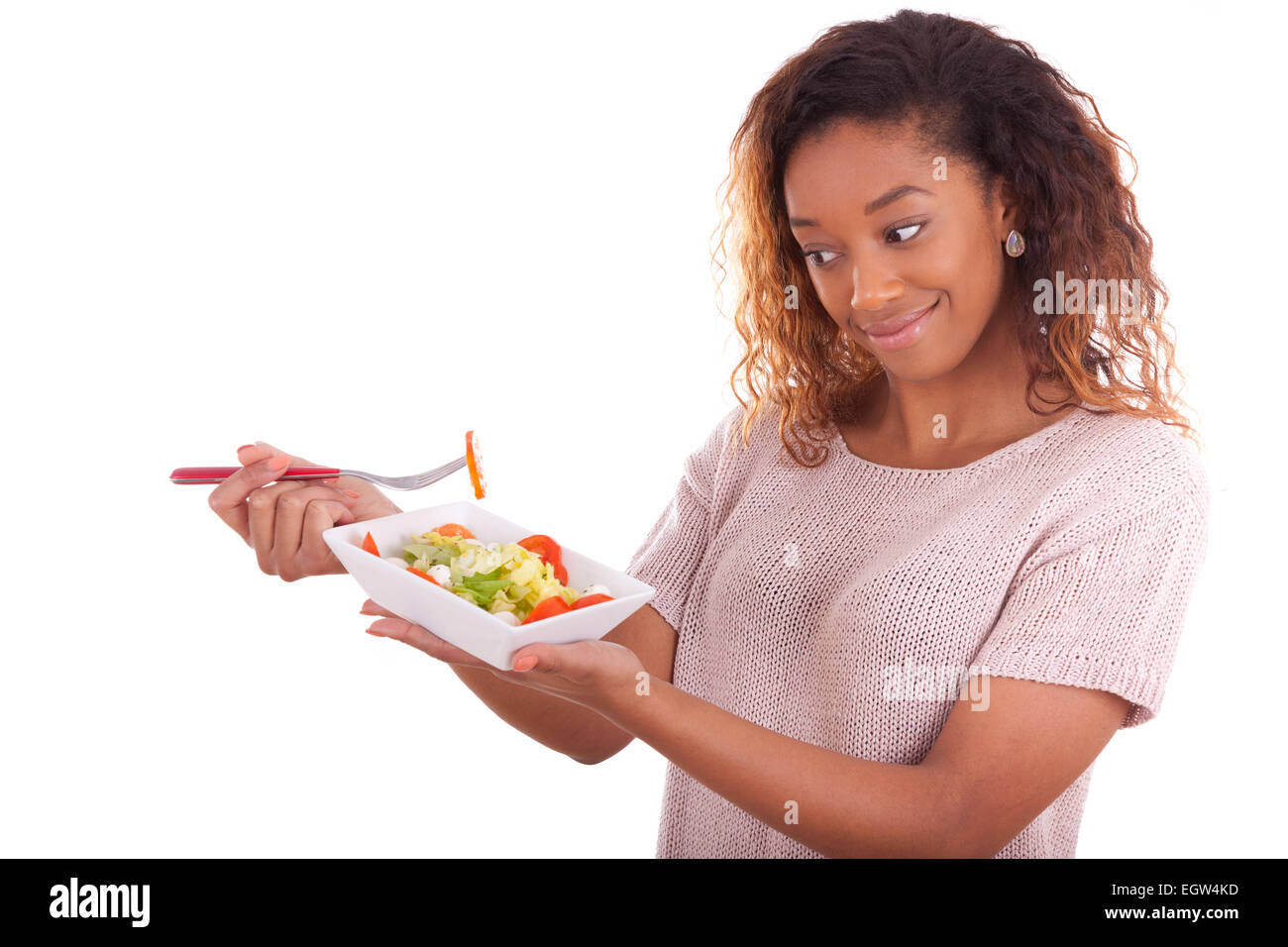 African American donna mangiare insalata, isolati su sfondo bianco Foto Stock