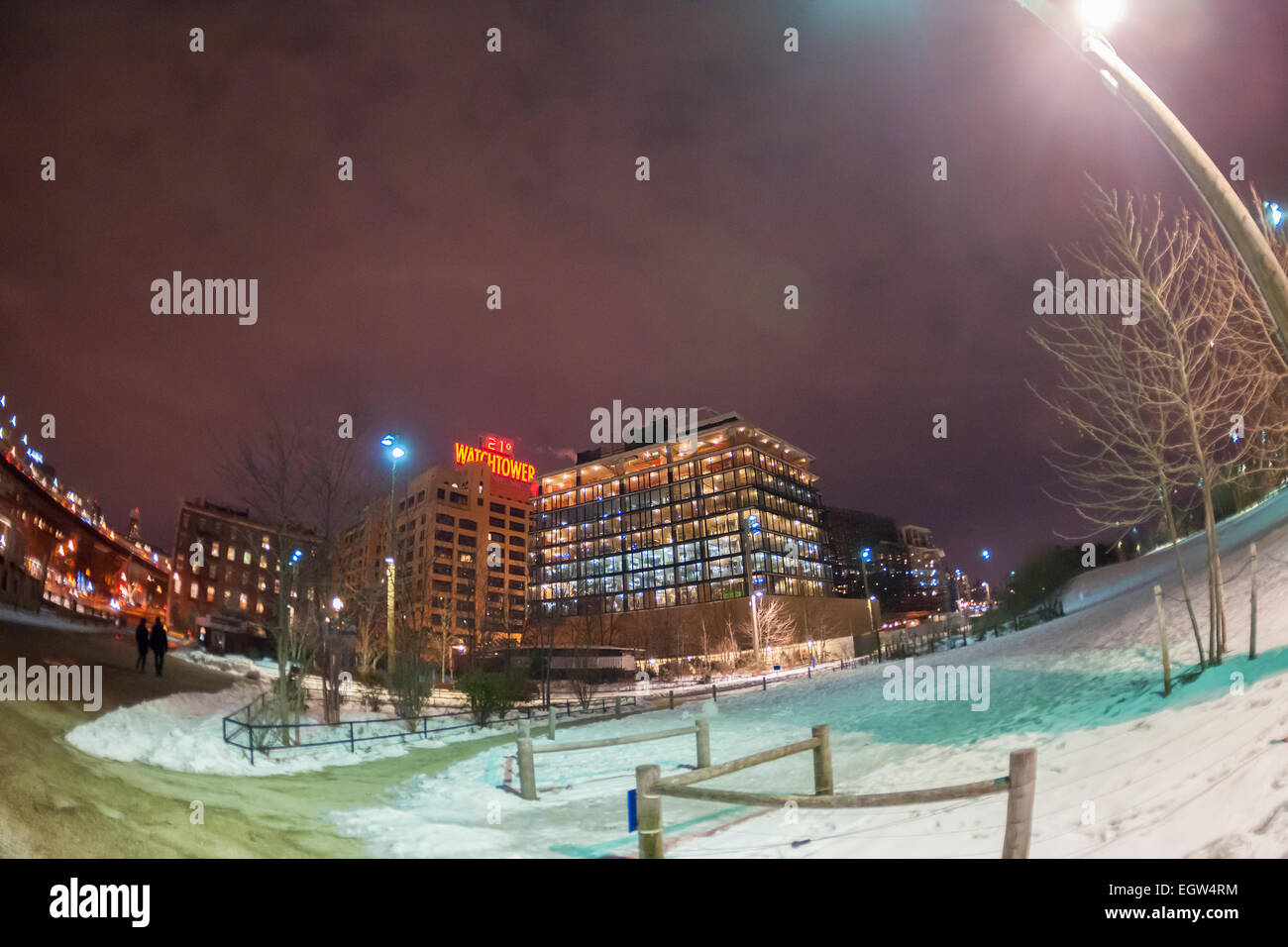 Un edificio con una torre di avvistamento insegna al neon, che mostra la temperatura e la data, visto dal Ponte di Brooklyn Park in Brooklyn Heights quartiere di Brooklyn a New York martedì 24 febbraio, 2015. Nonostante la torre di avvistamento essendo un signore testimonianza pubblicazione la chiesa ha venduto la maggior parte di loro vasto patrimonio immobiliare aziende a Brooklyn Heights e sono in via di condomini o tech mozzi. © Richard B. Levine) Foto Stock