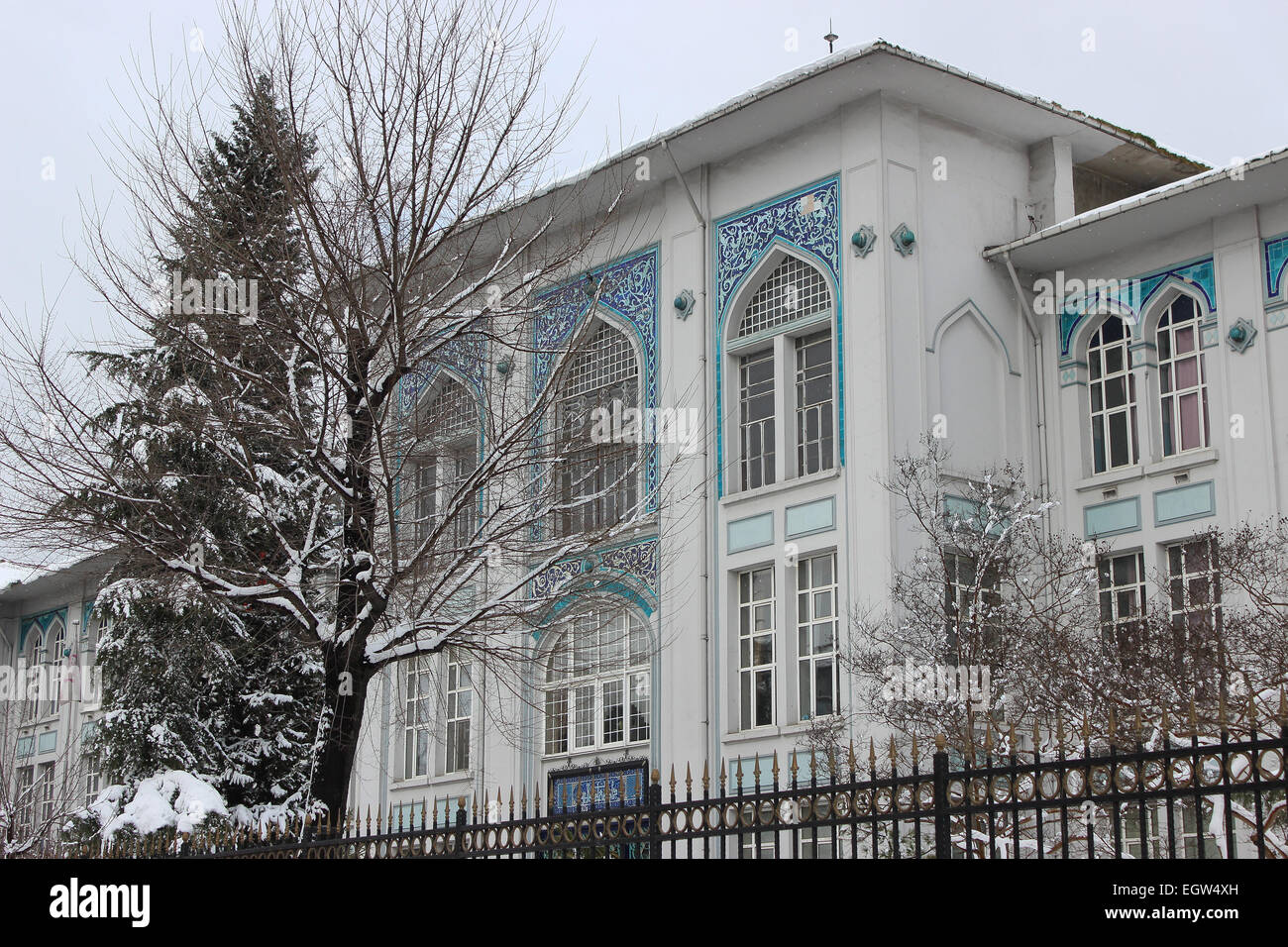 Un edificio progettato da Mimar Kemaleddin (costruito nel 1900) in Capa, Fatih, Istanbul, Turchia. Foto Stock