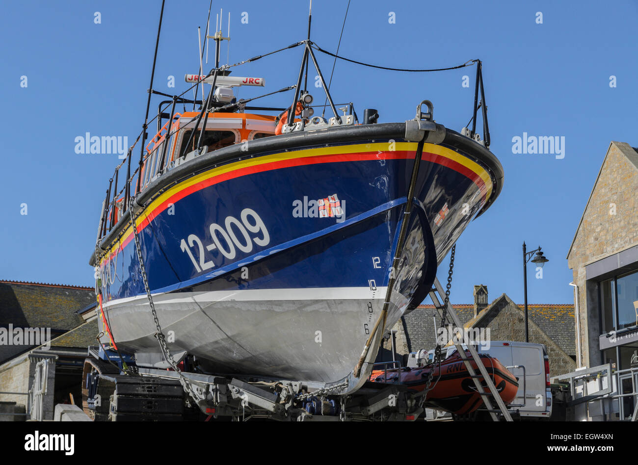 Mersey vita Classe Bot 12-009 seduti su uno scalo al di fuori di St Ives stazione scialuppa di salvataggio operati dal RNLI. Foto Stock