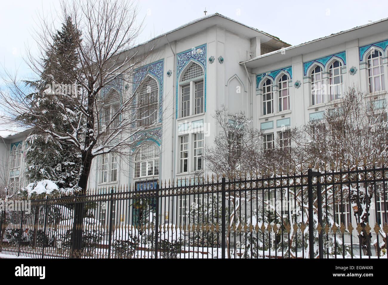 Un edificio progettato da Mimar Kemaleddin (costruito nel 1900) in Capa, Fatih, Istanbul, Turchia. Foto Stock