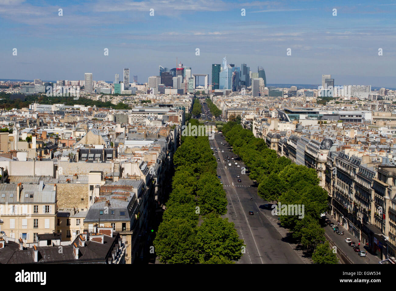 Parisienne vista dalla cima dell'Arc de Triomphe, guardando verso il basso Avenue de la Grande Armée con la Defense la distanza Foto Stock