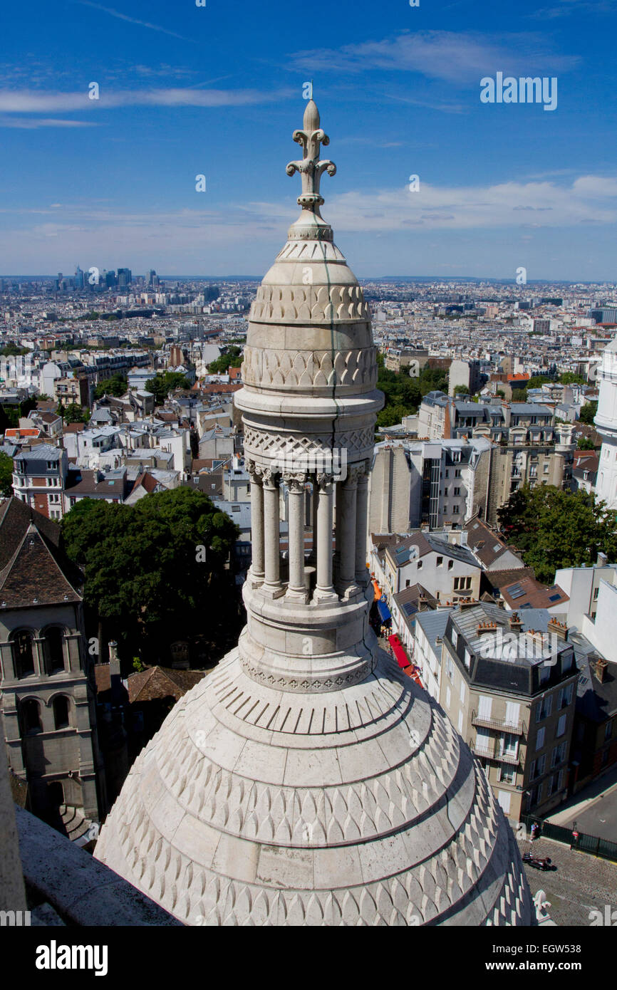 Vista della città di Parigi, Francia dalla sommità del Sacré-Coeur, Montmartre con la Defense la distanza Foto Stock