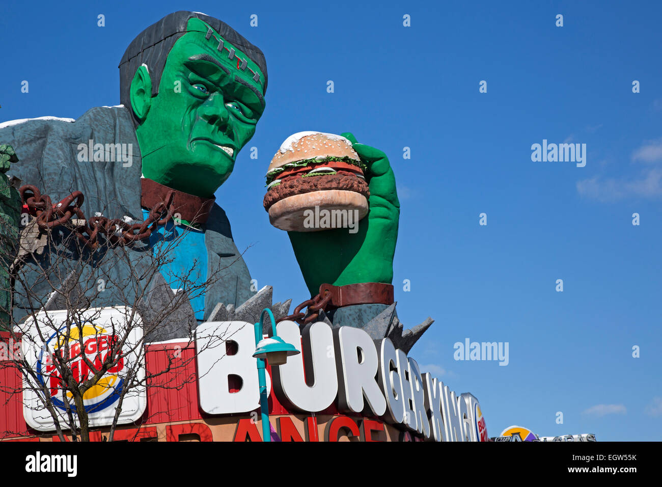Niagara Falls, Ontario - Frankenstein mangia un hamburger in cima a un Burger King store in Niagara Falls' Clifton Hill quartiere turistico. Foto Stock