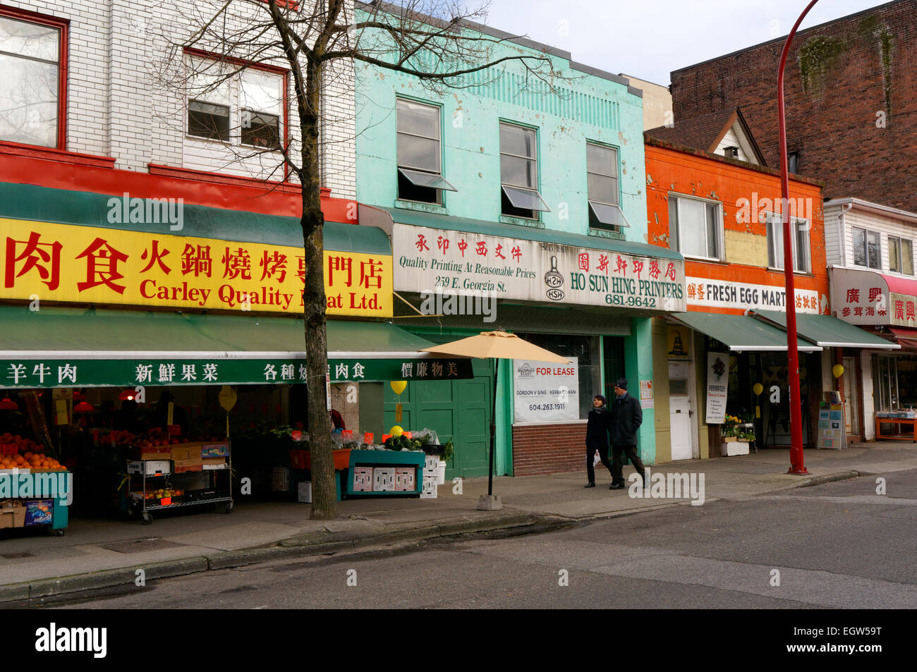 Un paio di piedi passato vetrine colorate su Keefer Street a Chinatown, Vancouver, BC, Canada Foto Stock