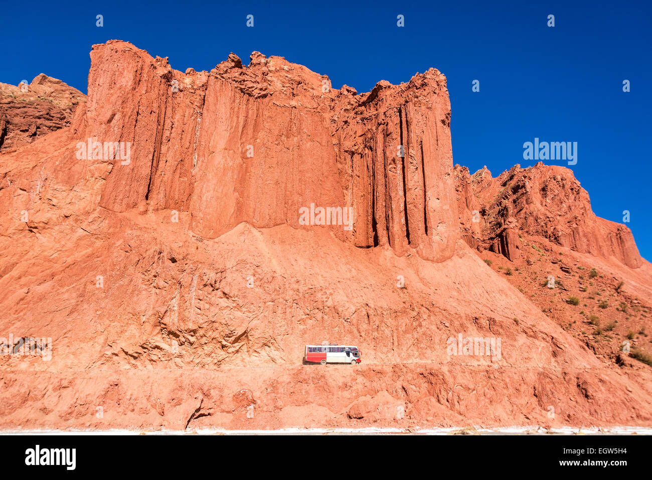 Il bus passando da drammatiche scogliere rosse vicino a Tupiza, Bolivia Foto Stock