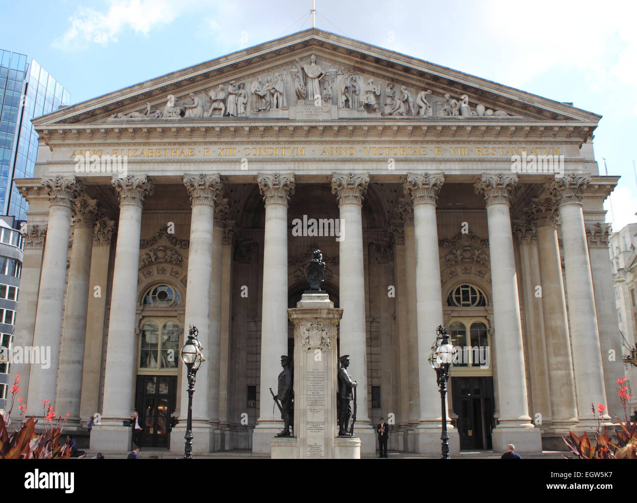 Londra - 7 agosto: la facciata del Royal Exchange il 7 agosto 2014 a Londra, Inghilterra Foto Stock