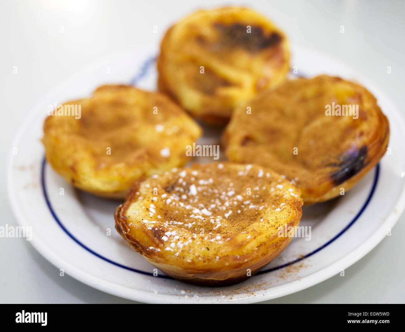 Pastéis de Belém - portoghese budino crostata con cannella e zucchero a velo sulla parte superiore tipico del quartiere di Belem a Lisbona Foto Stock