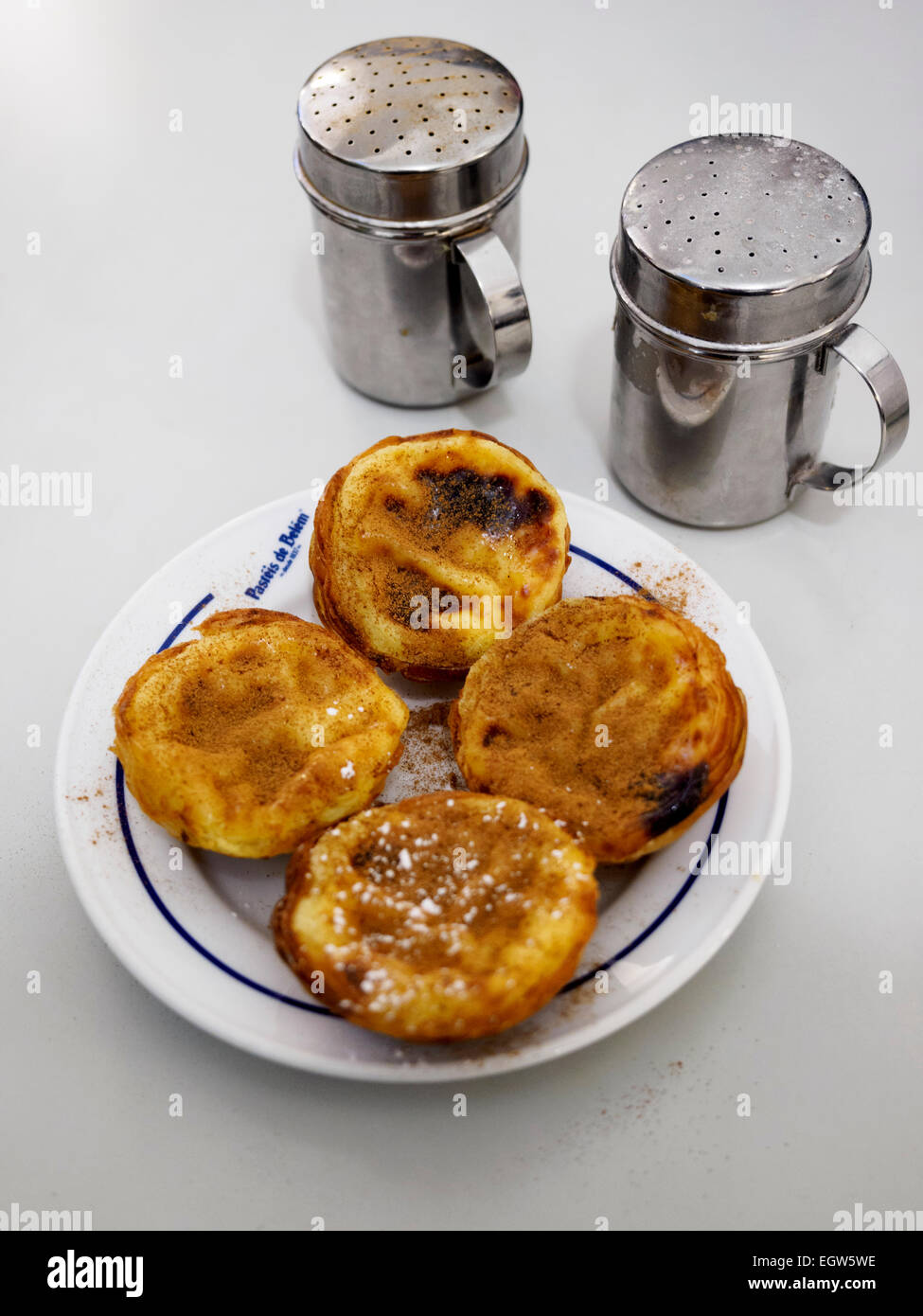 Pastéis de Belém - portoghese budino crostata con cannella e zucchero a velo sulla parte superiore tipico del quartiere di Belem a Lisbona Foto Stock