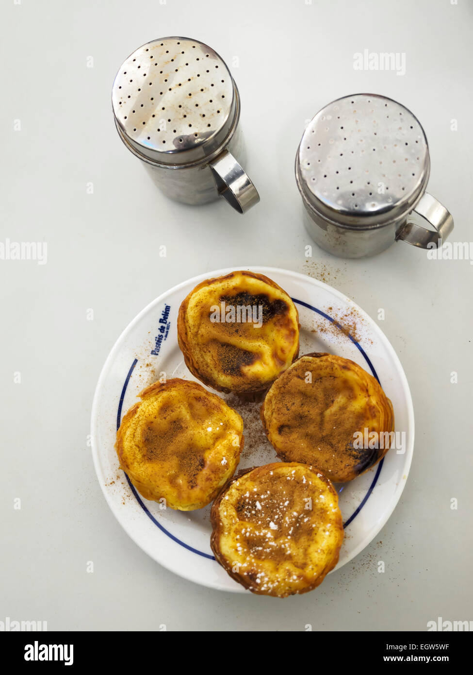 Pastéis de Belém - portoghese budino crostata con cannella e zucchero a velo sulla parte superiore tipico del quartiere di Belem a Lisbona Foto Stock