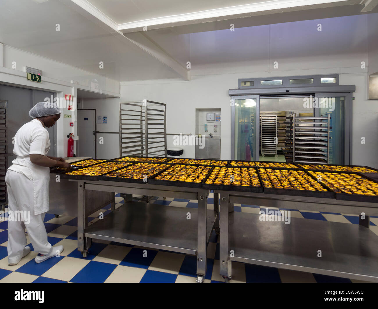 Donna che lavorano presso la Pastéis de Belém panificio a Lisbona, Portogallo Foto Stock