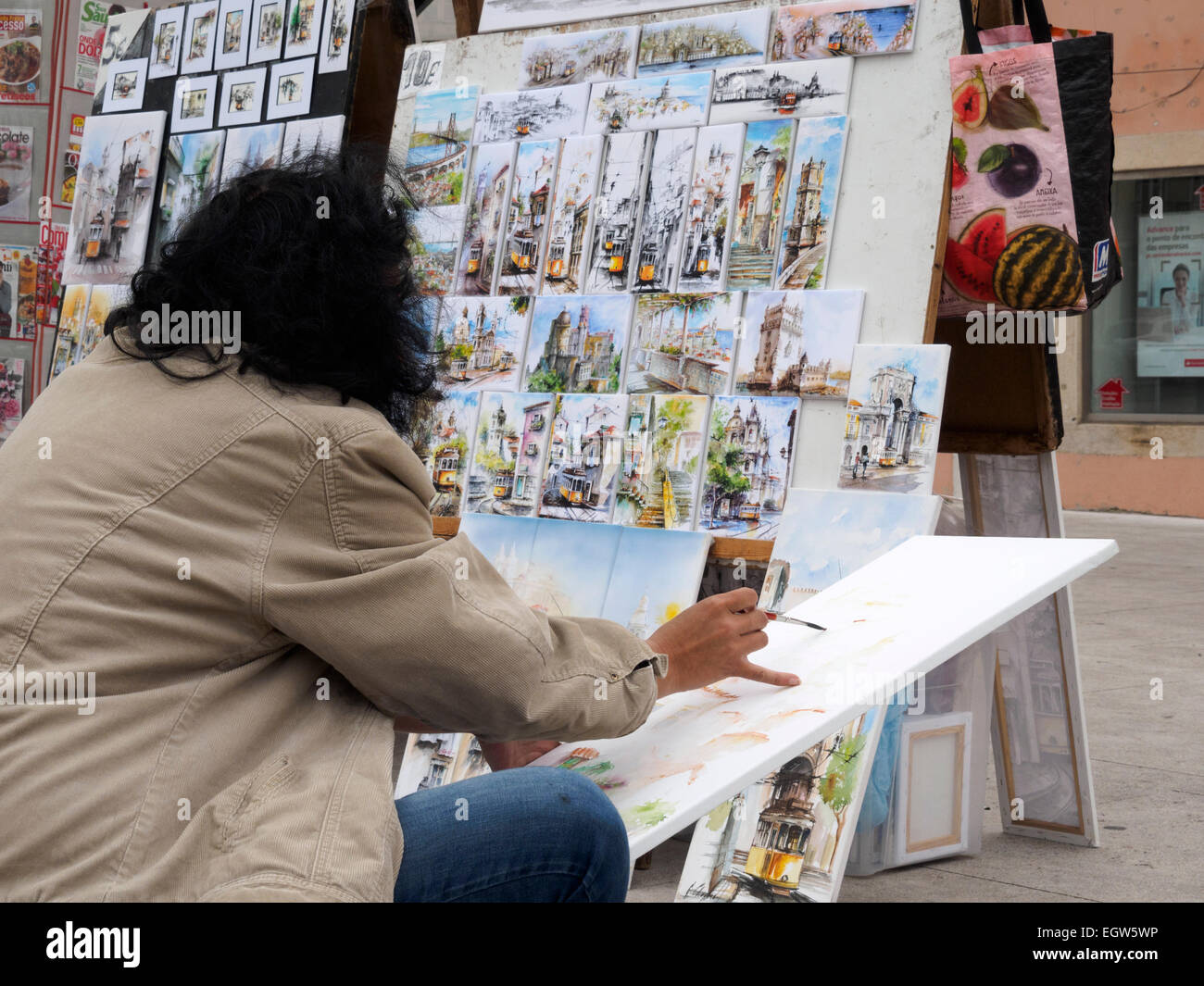 L'artista di strada la pittura a Lisbona, Portogallo, Europa Foto Stock