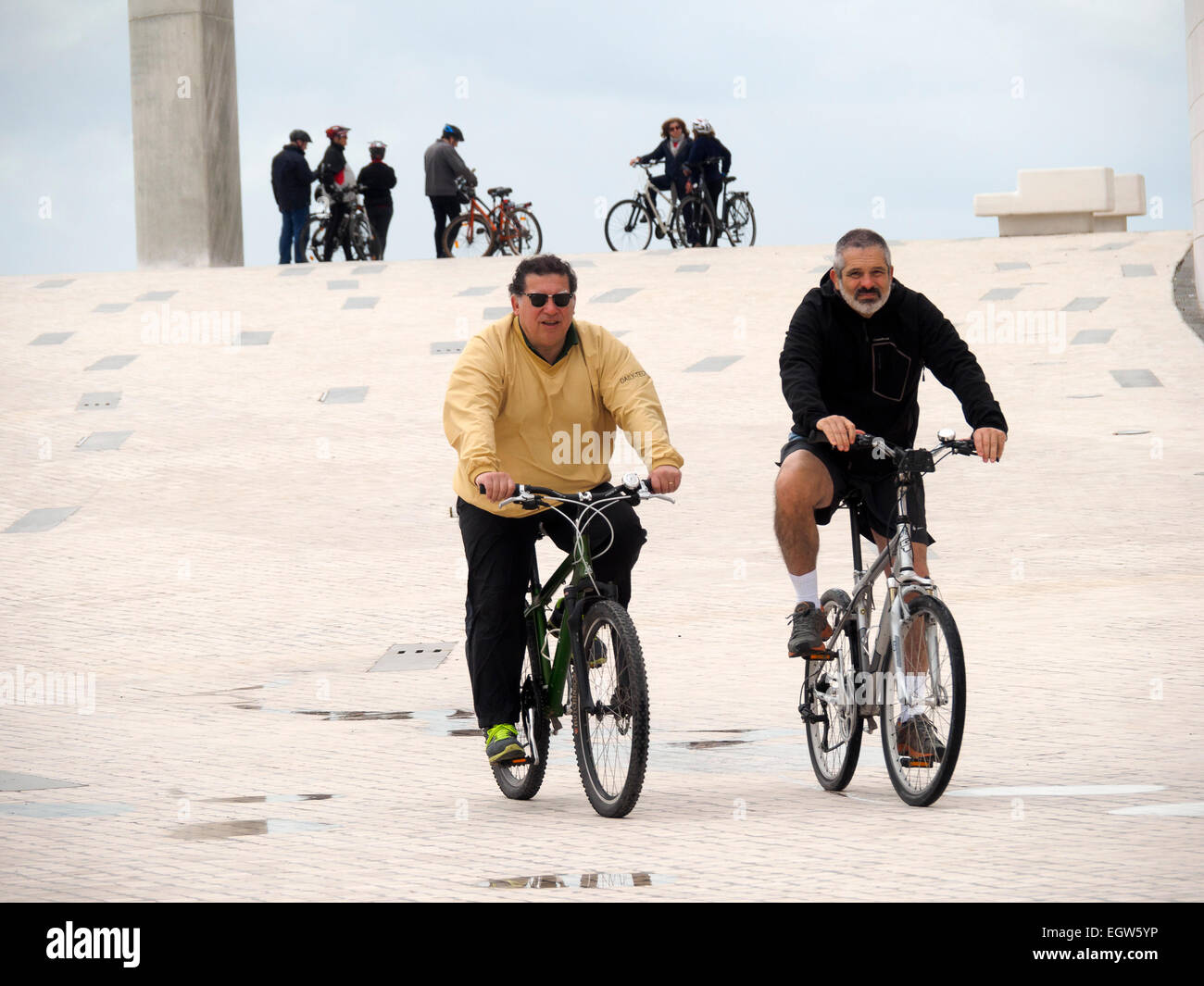 Due uomini di mezza età biciclette equitazione Foto Stock