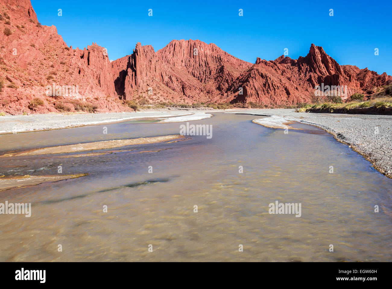 Fiume con rosso colline drammatiche in background vicino a Tupiza, Bolivia Foto Stock