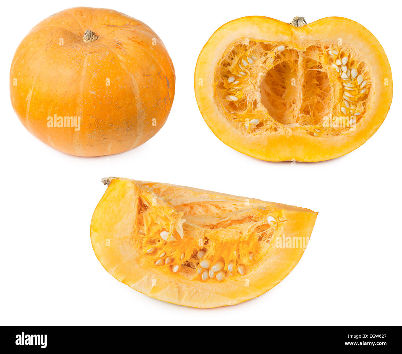 Round arancione zucca tagliate a metà e affettate, isolato su sfondo bianco Foto Stock