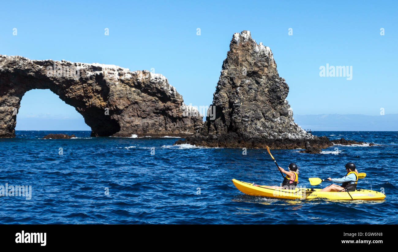 Kayakers Da Arch Rock presso il Parco Nazionale delle Channel Islands Foto Stock