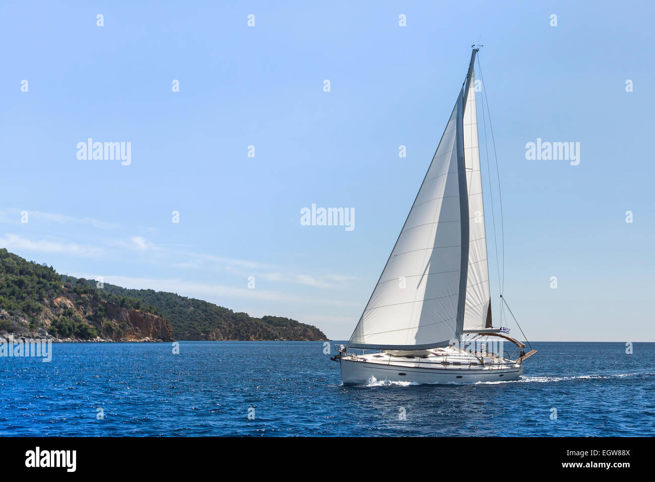 Barca a vela nel vento attraverso le onde. Yachting nel Mare Mediterraneo. Foto Stock