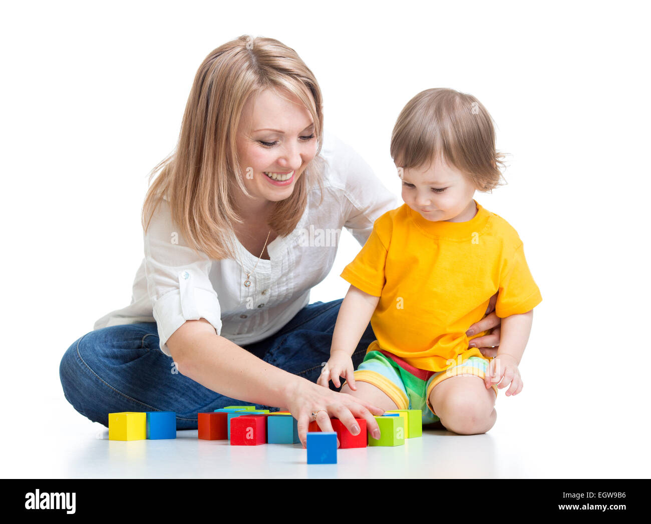 La madre e il bambino gioca con la costruzione di blocchi toy isolato su bianco Foto Stock