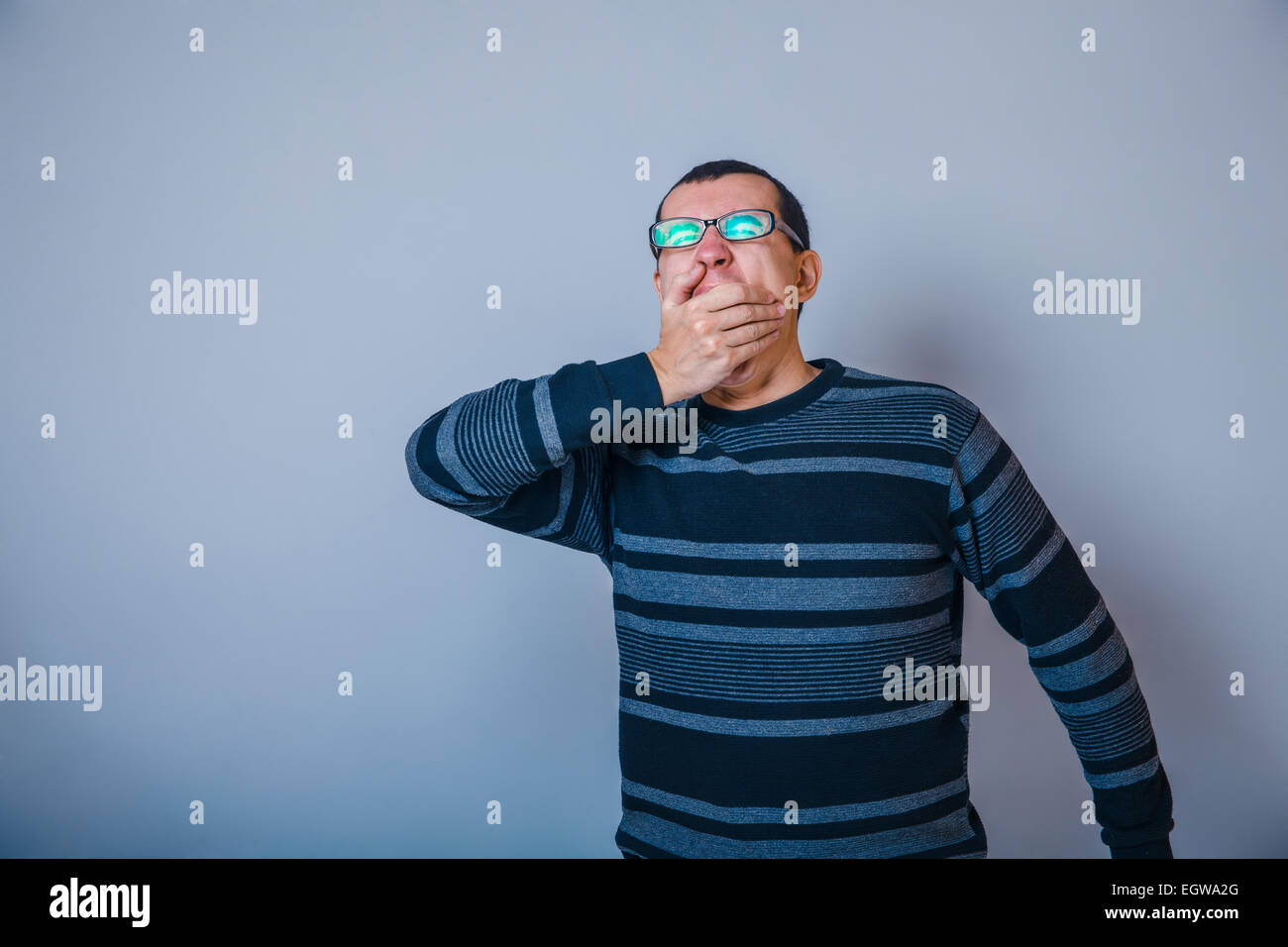 Unione-cerca uomo di trenta anni di indossare occhiali, chiuso Foto Stock