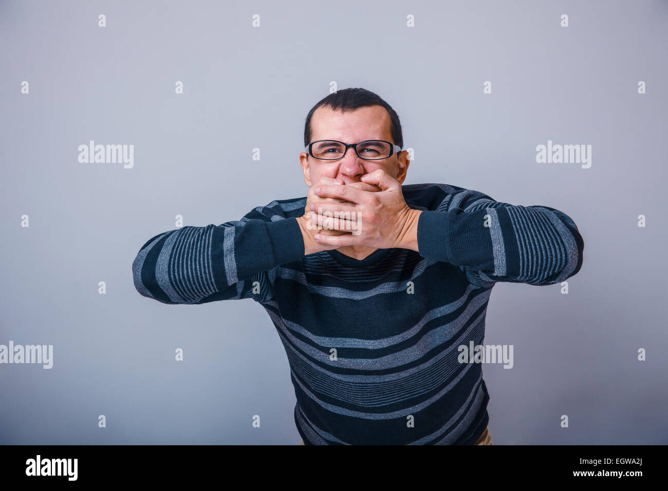 Unione-cerca uomo di trenta anni di indossare occhiali, chiuso Foto Stock