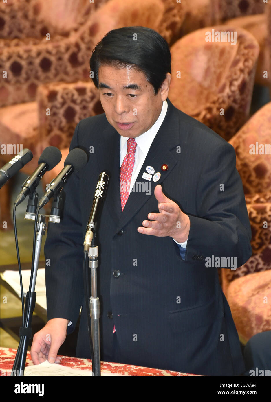 Tokyo, Giappone. 3 Mar, 2015. Il Ministro dell'istruzione Hakubun Shimomura grigliata da legislatori di opposizione per la sua gestione dei fondi politici durante un comitato di bilancio pensa alla dieta di casa inferiore a Tokyo il Martedì, 3 marzo 2015. Shimomura negato qualsiasi ferita in mezzo alle accuse che il suo sostegno regionale gruppi non erano registrate come organizzazioni politiche. © Natsuki Sakai/AFLO/Alamy Live News Foto Stock