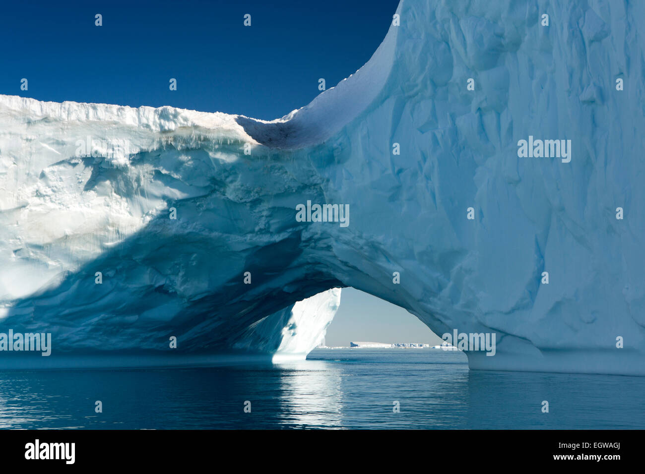 L'Antartide, Mare di Weddell, grandi iceberg Antartico con arco naturale attraverso Foto Stock