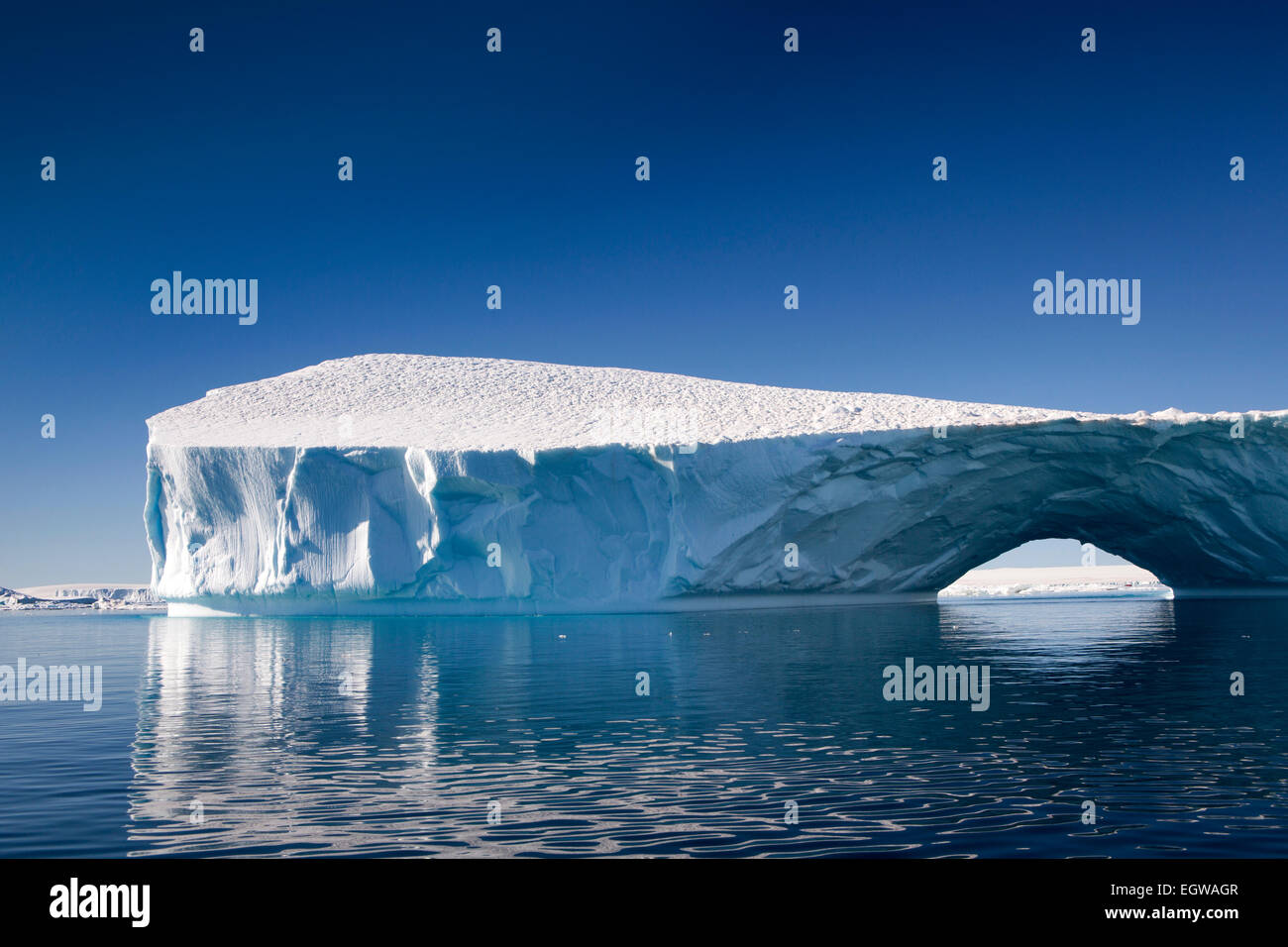 L'Antartide, Mare di Weddell, grandi iceberg Antartico con arco naturale attraverso Foto Stock