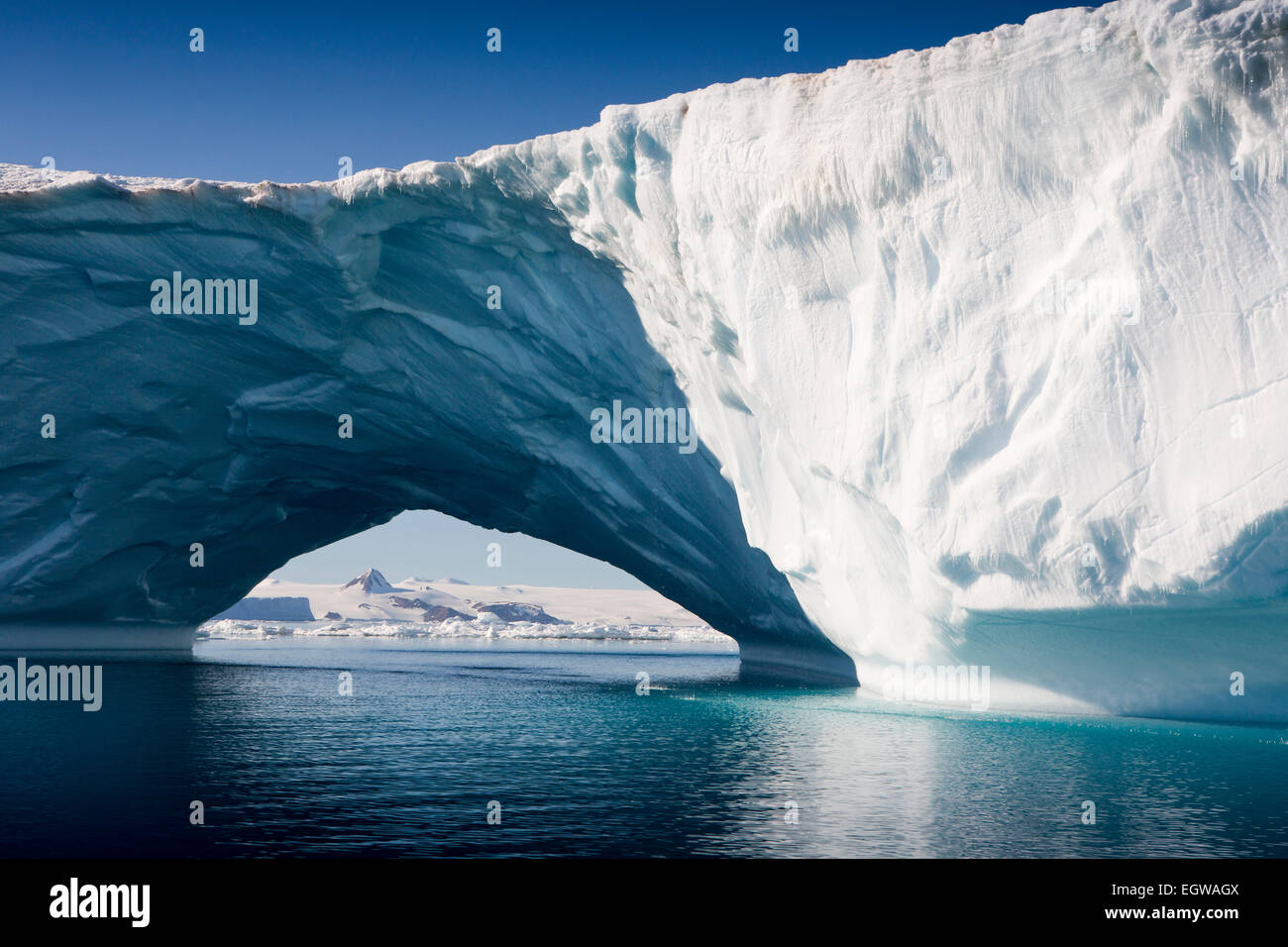 L'Antartide, Mare di Weddell, grandi iceberg Antartico con arco naturale attraverso Foto Stock