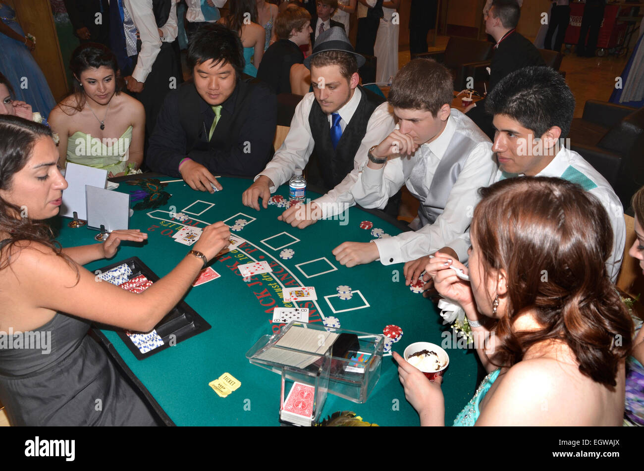 Teens giocando a poker con chips ma senza denaro Foto Stock