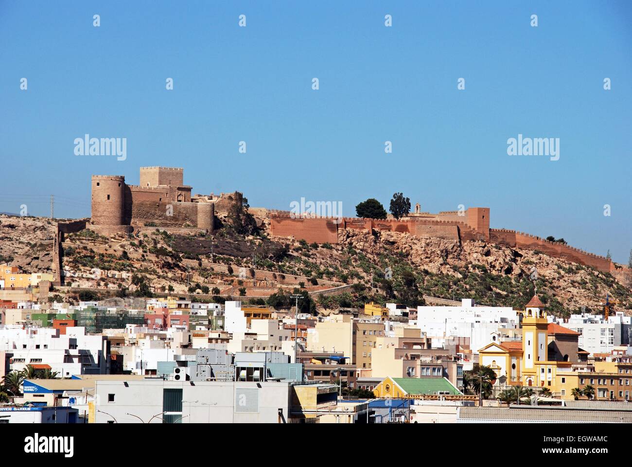 Vista del castello moresco e sui tetti della città di Almeria, provincia di Almeria, Andalusia, Spagna, Europa occidentale. Foto Stock