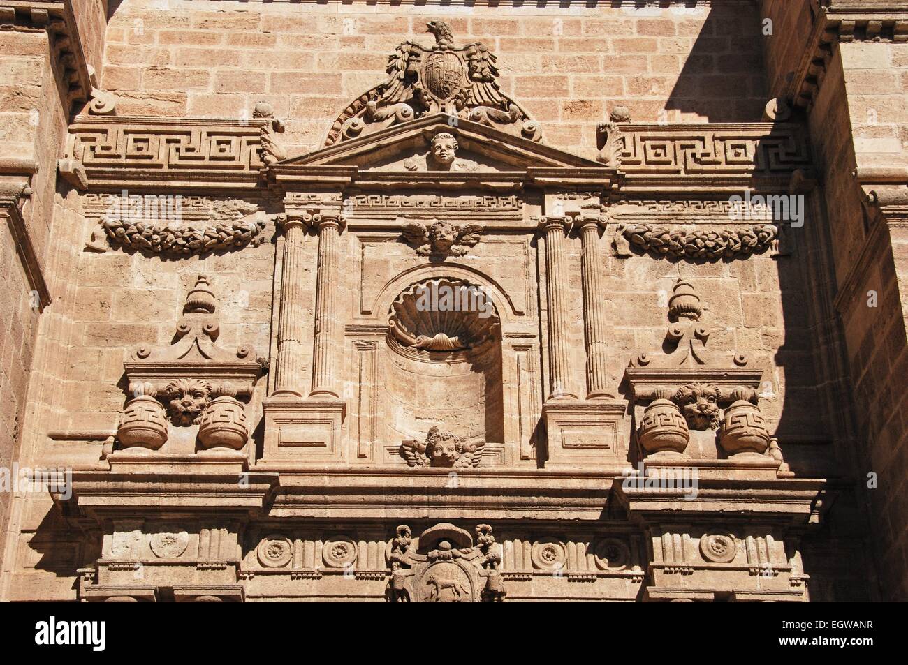 La scultura dettagli sull'esterno della cattedrale, Almeria, provincia di Almeria, Andalusia, Spagna, Europa occidentale. Foto Stock