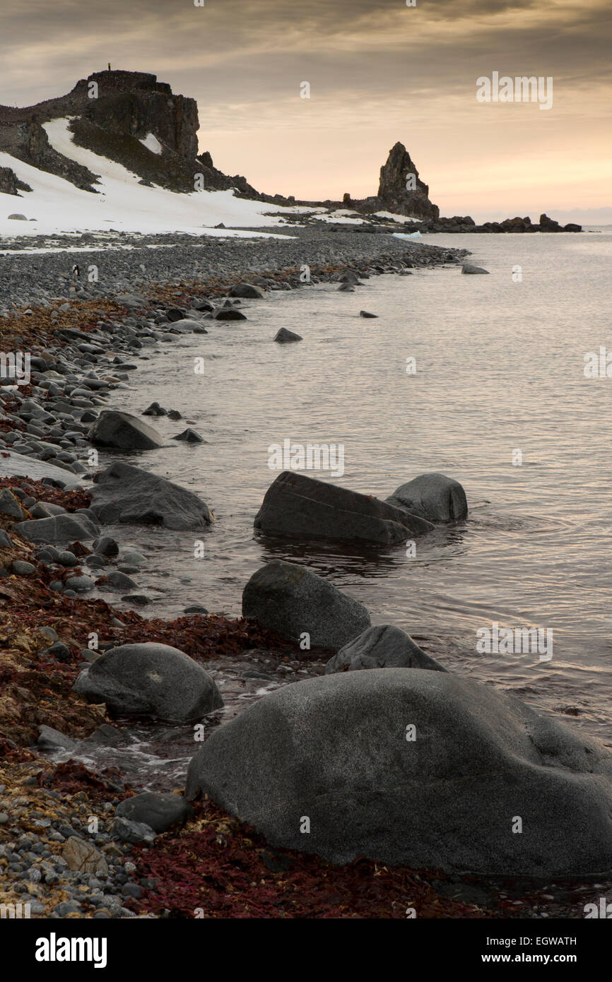 L'Antartide, Mezza Luna è, drammatica alba cielo sopra Baliza Hill pinguini Chinstrap rookery Foto Stock