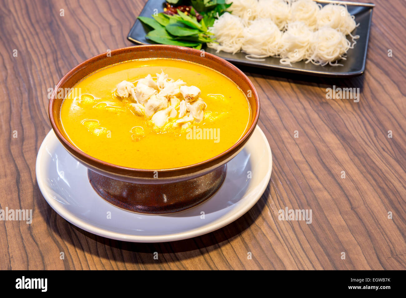 In stile tailandese granchio al curry con noodle Foto Stock