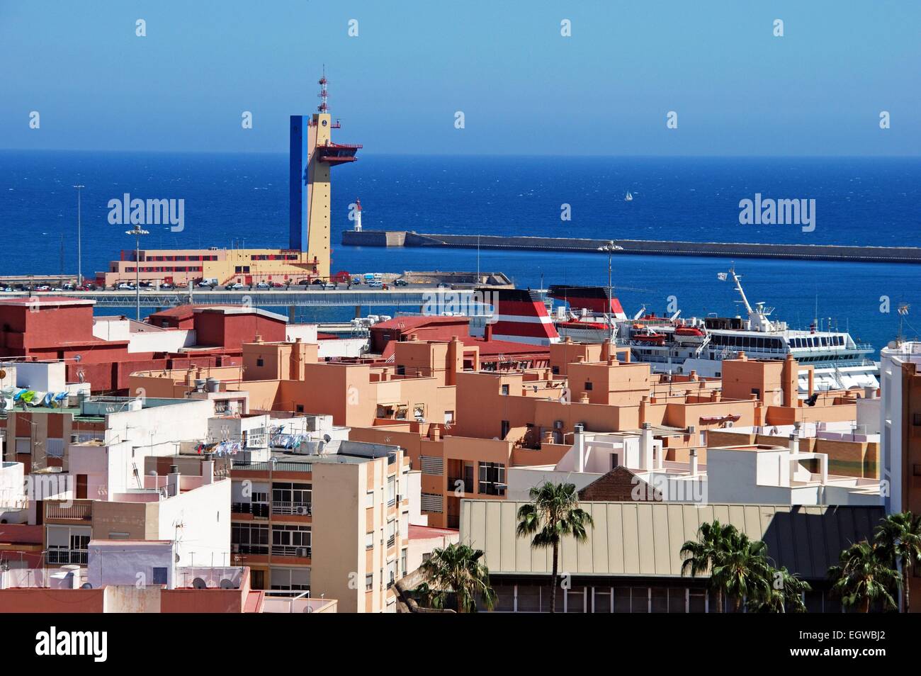 Vista sui tetti della città verso il porto e il Mare Mediterraneo, Almeria, provincia di Almeria, Andalusia, Spagna, Europa occidentale. Foto Stock