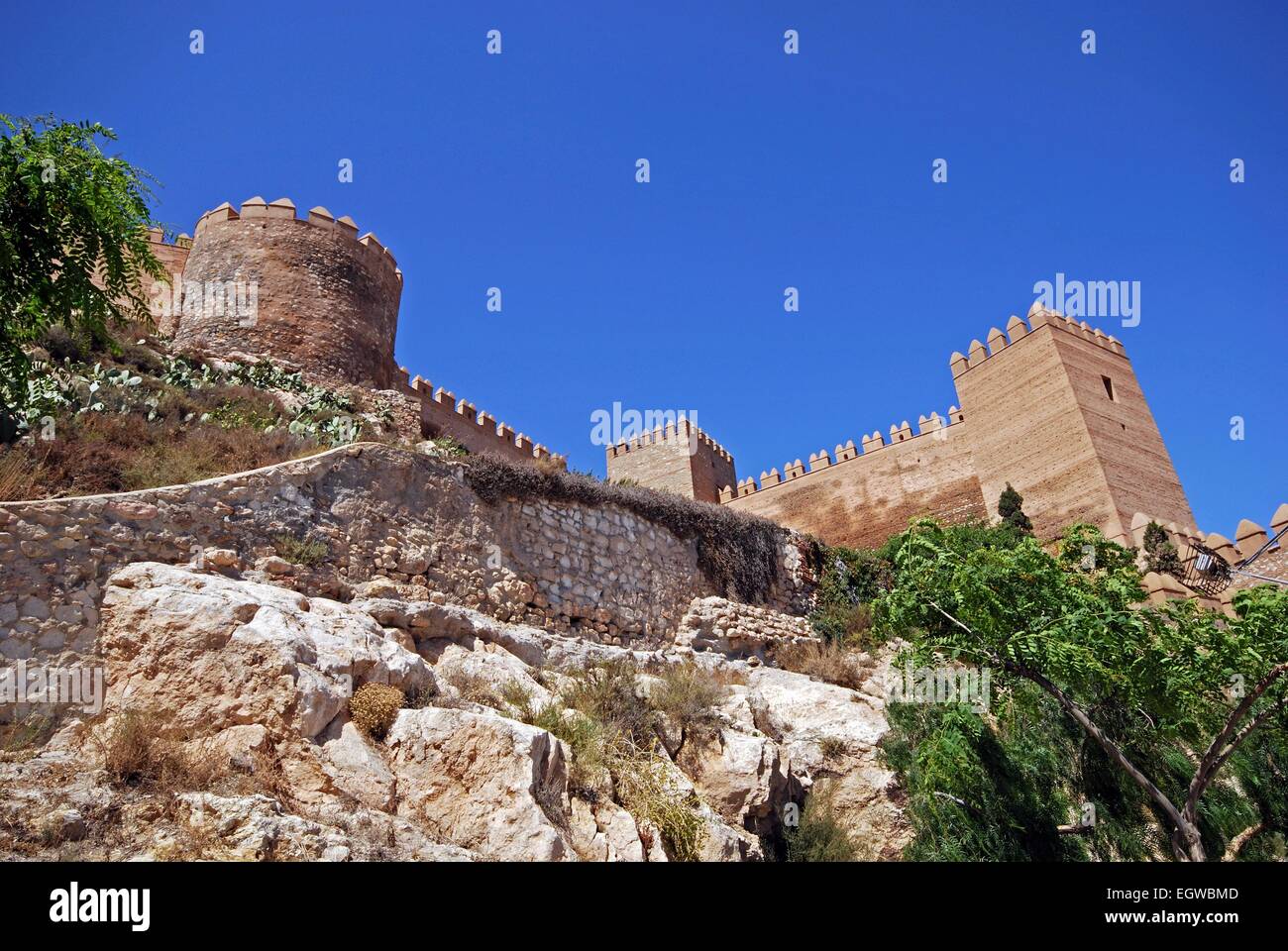 Vista guardando fino al castello moresco, Almeria, provincia di Almeria, Andalusia, Spagna, Europa occidentale. Foto Stock