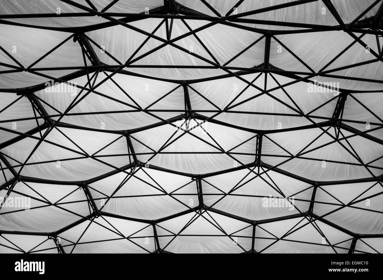 Esagonale a struttura per tetti realizzata da tubi di metallo Crea modello di bello e forme Foto Stock