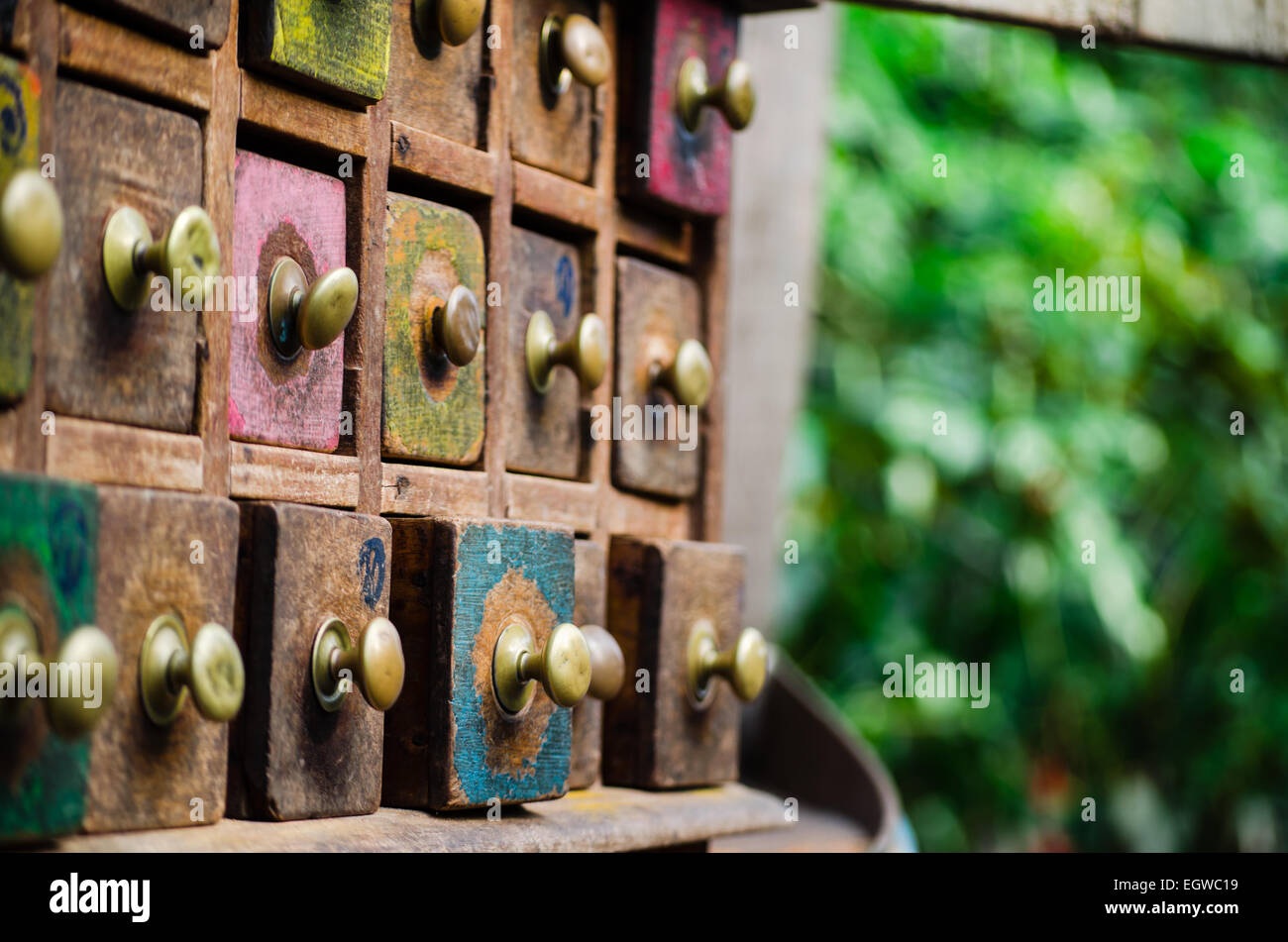 Questi splendidi antichi cassetti spice infondono una sensazione di curiosità e di tentazione. Foto Stock