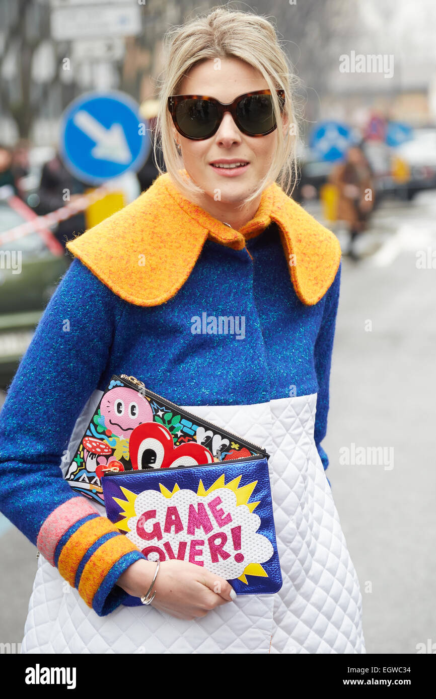 Milano - Marzo 2: donna pone per i fotografi prima di Giorgio Armani mostrano la Fashion Week di Milano il giorno 6, Autunno/Inverno 2015/2016 Foto Stock