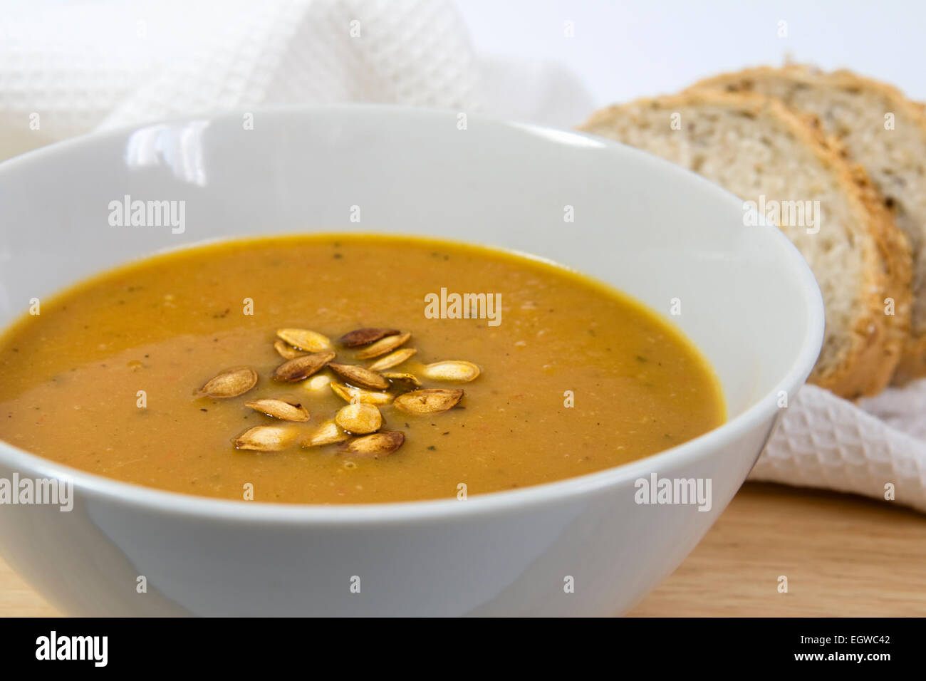 Speziato arrosto fatte in casa la zucca minestra con arrosti di zucca semi spruzzato sulla parte superiore, in una vaschetta di colore bianco Foto Stock