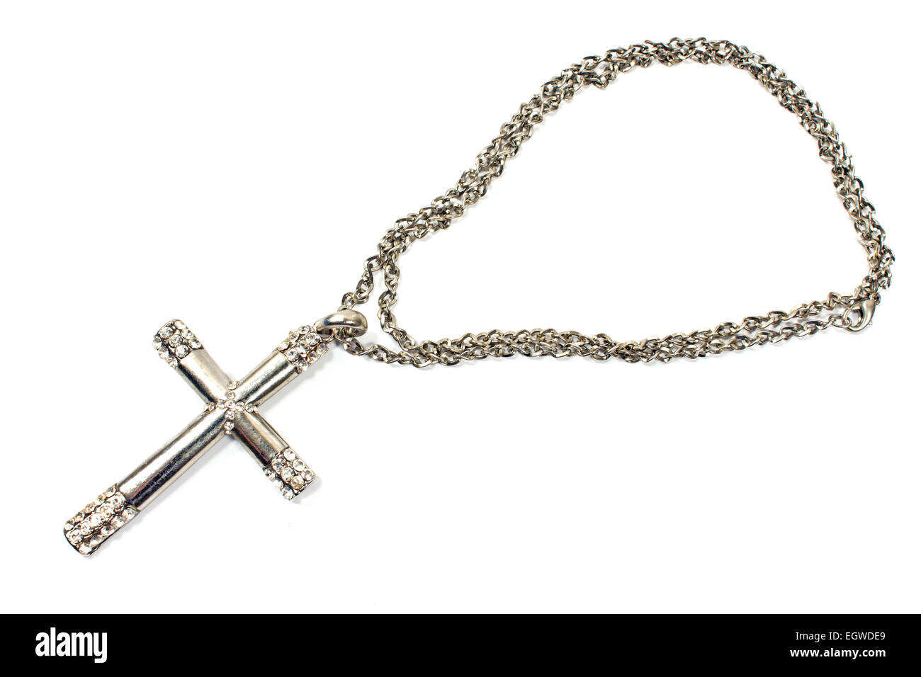 Argento croce cristiana collana isolato su bianco Foto Stock