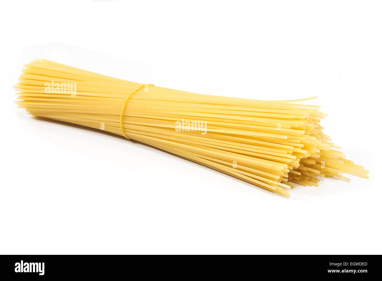 Mazzetto di spaghetti isolato su bianco Foto Stock
