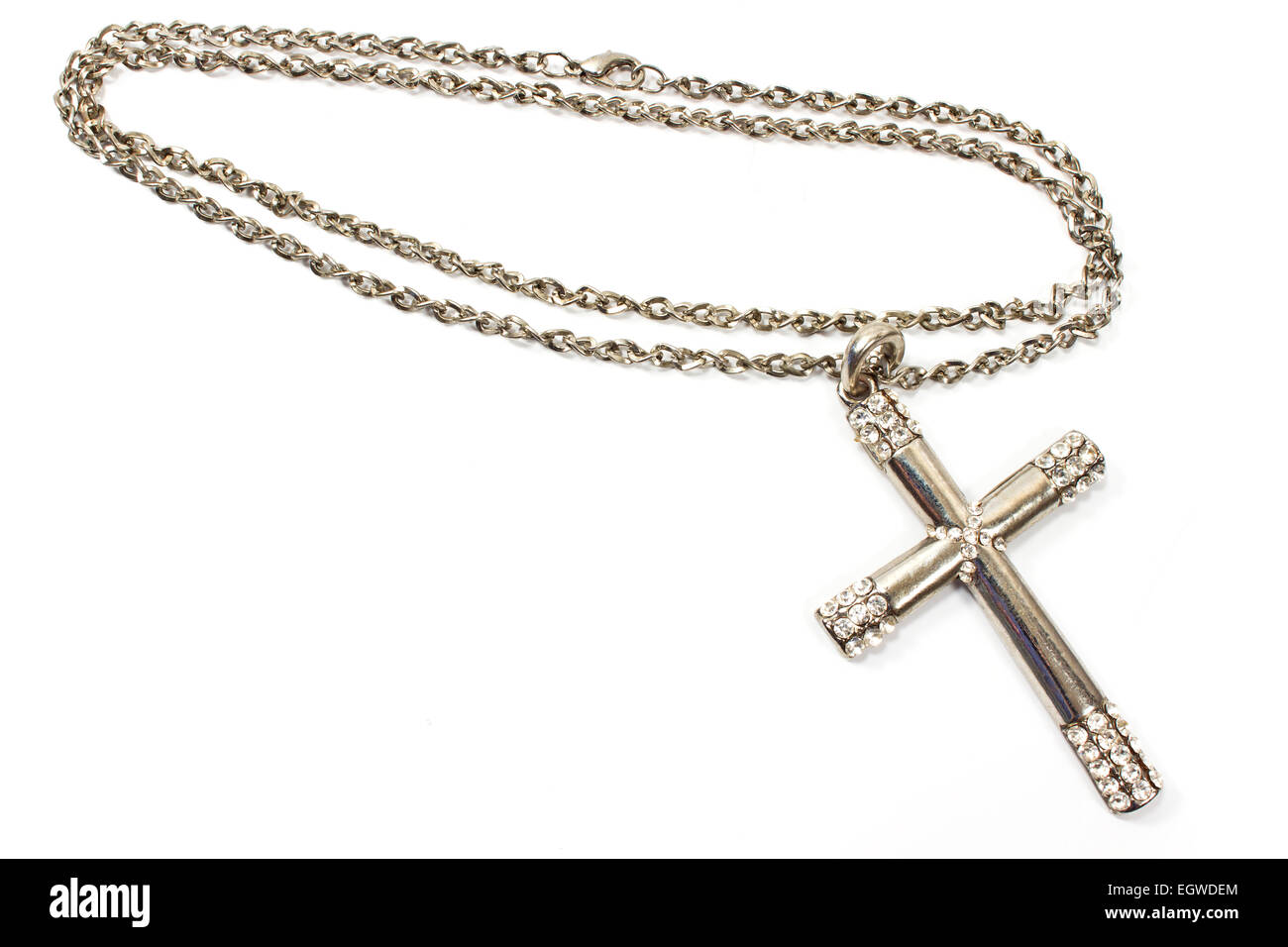 Argento croce cristiana collana isolato su bianco Foto Stock