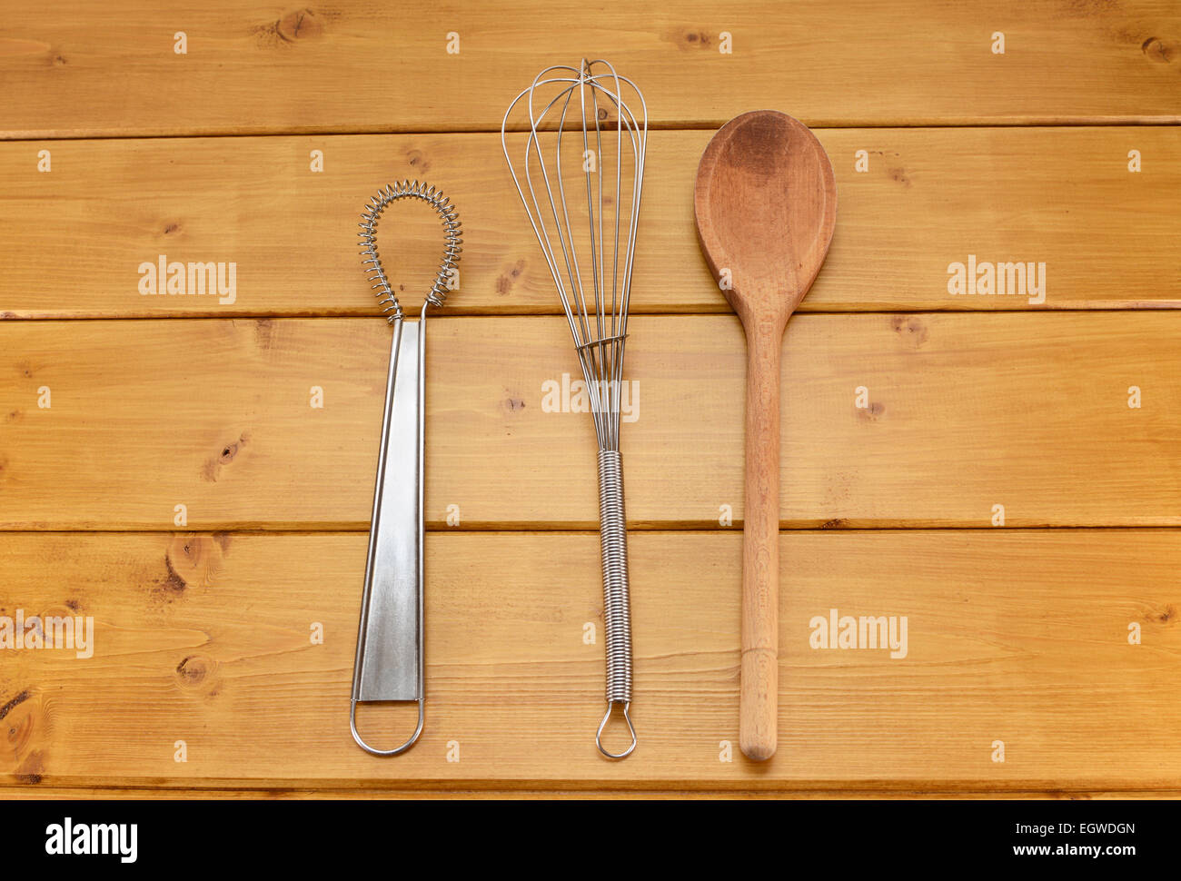 Salsa e accompagna il palloncino e il cucchiaio di legno su un tavolo da cucina Foto Stock