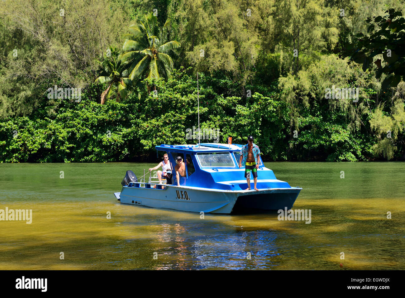 Barche ancorate in bocca del fiume Hanalei a Hanalei, Kauai, Hawaii, STATI UNITI D'AMERICA Foto Stock