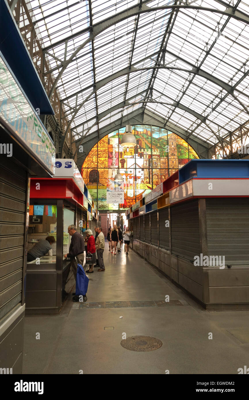 Interno di Atarazanas, Mercato coperto con chiusura chioschi del fornitore a Malaga, in Andalusia, Spagna. Foto Stock